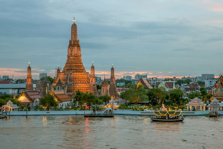 哓寺和 Th 曼谷湄南河的夜景