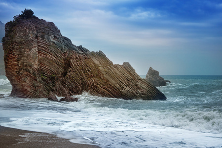 美丽的海景，在海边的岩石