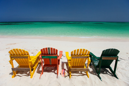 加勒比海滩上多彩的椅子图片