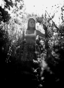 孤独的女孩走在草地上的黑白肖像