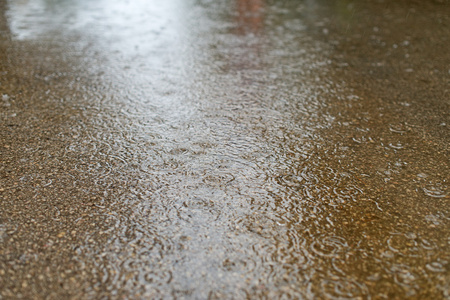 滴的大雨在城市