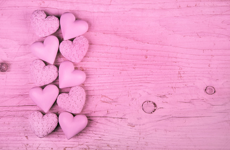 粉红色或玫瑰色的木制背景与情人节或韦德的心