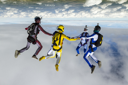 跳伞运动员在自由落体中收集图像