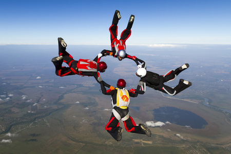 跳伞运动员在自由落体中收集图像