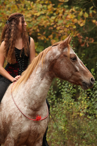 迷人的女孩骑着一匹脱缰的马