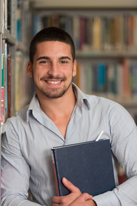 男大学生在图书馆