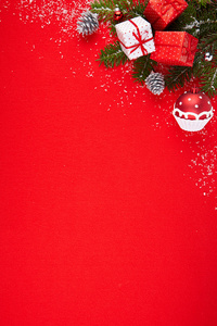 红色背景与礼物和圣诞树