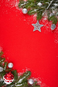 红色背景与礼物和圣诞树
