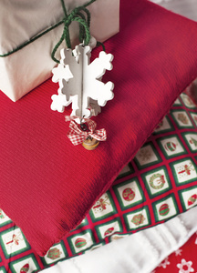 圣诞枕头特写与圣诞节复古装饰品