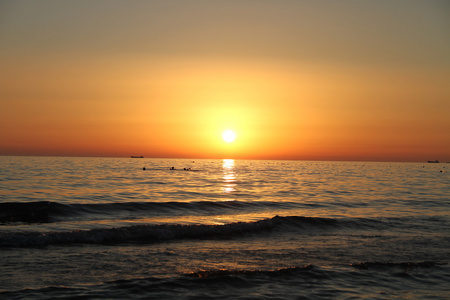 美丽的风景，日落与海