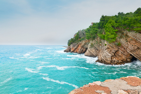 美丽的海景，在海边的岩石