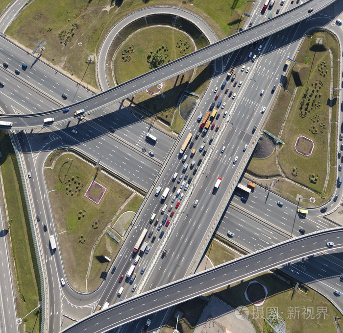 公路交汇处的一座城市的鸟瞰图