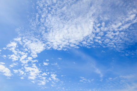 蓝天上的云朵广袤的景象图片