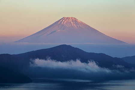 在冬季的富士山和阿希湖