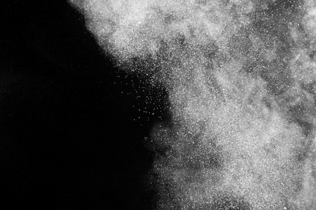 黑色背景下的抽象白色粉末爆炸