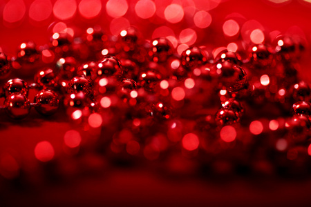 圣诞气氛的模糊的灯景红珠图片