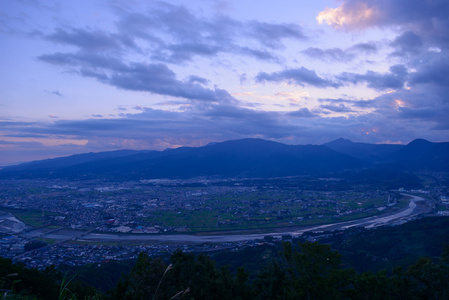 在日本神奈川县青松地区在暮色中景观