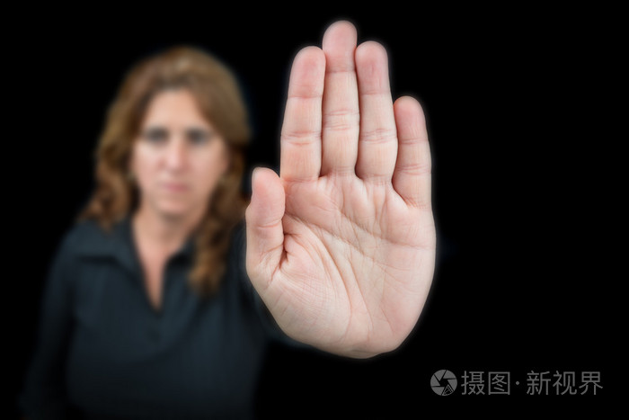 严重的女人打手势停止