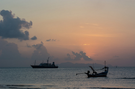 渔船在日落