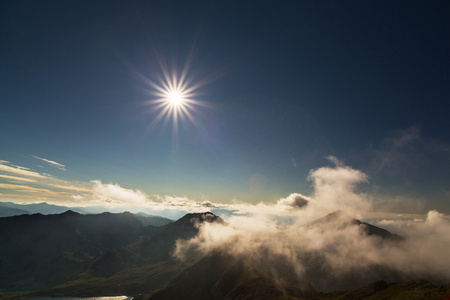 美丽的云彩在日落时在阿尔卑斯山