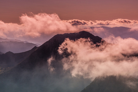 美丽的云彩在日落时在阿尔卑斯山