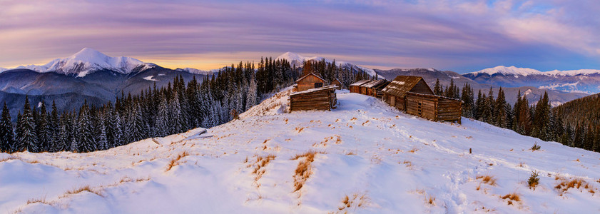 在神话般的冬天树与雪山小屋