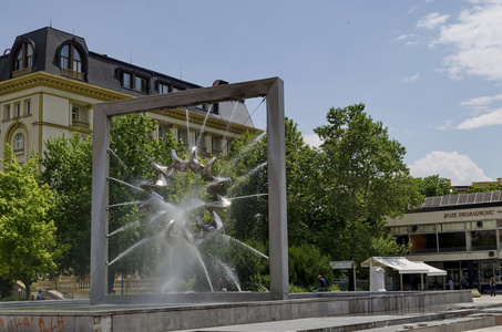 在普罗夫迪夫中央广场镇现代喷泉