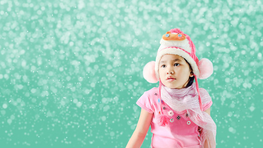 在寒冷的天气，穿衣服和顶可爱的帽子可爱少女的画像