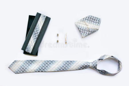 袖扣，领带和领带夹，手帕和礼品盒。
