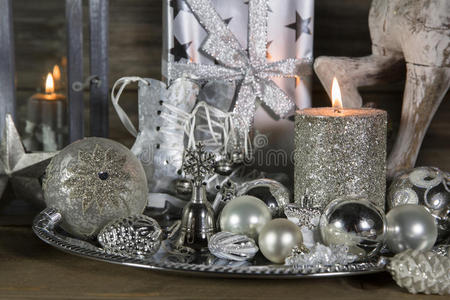 节日用银色的蜡烛装饰圣诞。