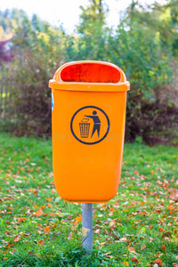 橙色塑料垃圾箱