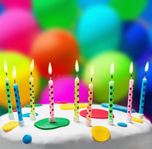 气球背景上生日蛋糕上的蜡烛