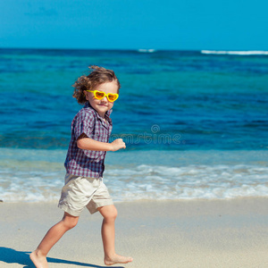 小男孩在海滩上奔跑