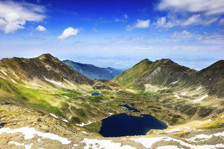 美丽的夏季风景和法加拉山脉的湖泊