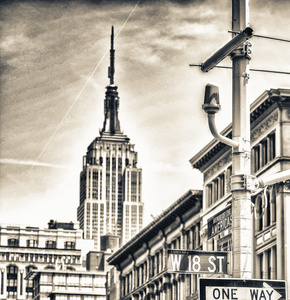路牌和纽约建筑