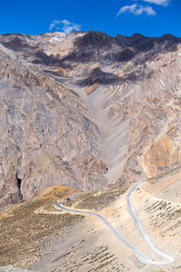 在喜马拉雅山马那里 leh 公路沿线的喜马拉雅景观。印度喜马偕尔邦