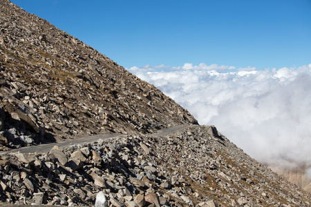 在喜马拉雅山马那里 leh 公路沿线的喜马拉雅景观。印度喜马偕尔邦