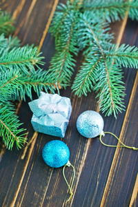 圣诞树和装饰物的分支