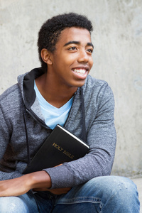 青少年举行圣经