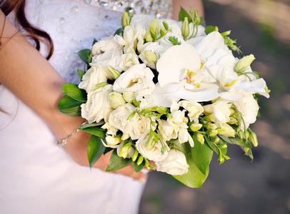 在新娘的手的美丽婚礼花束