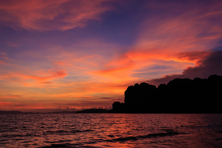 在莱利海滩，甲米，安达曼海泰国日落