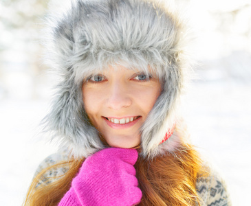 冬天的毛皮帽子的年轻女人肖像图片