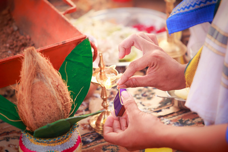 新婚夫妇手与 mehendi