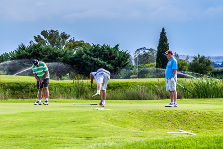 汽车路线，高尔夫球场。南非，2014 年 11 月