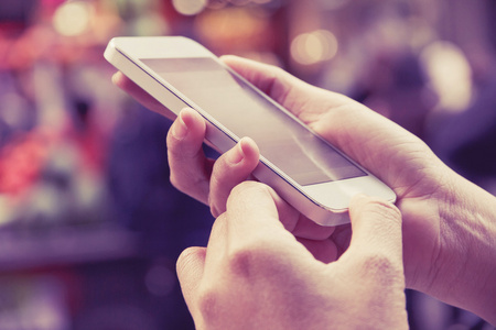 使用智能手机的女人插画