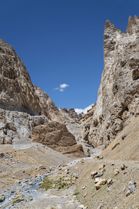 在巨大的山脉峡谷河