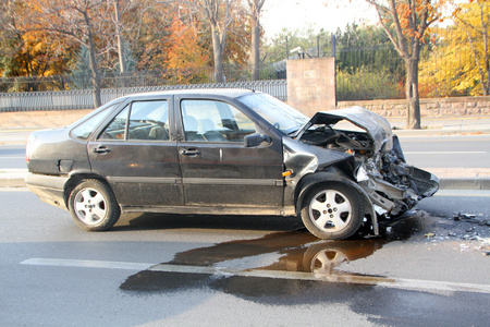 交通意外中涉及的汽车图片