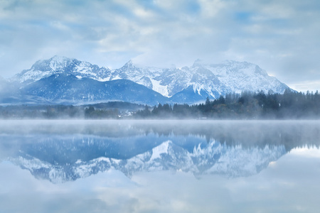 Karwendel 山脉反映在湖