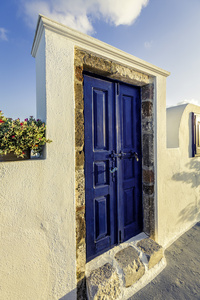 蓝彩色木质门的一个房子在希腊圣托里尼岛