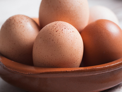 详细的鸡蛋里面的粘土板木的背景